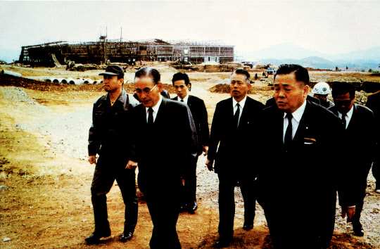 1970년 4월 23일 이병철(앞줄 가운데) 삼성 선대회장과 일본 NEC의 고바야시 고지(앞줄 오른쪽) 사장이 울산 울주군 삼남면 일대에 조성 중인 삼성-NEC 가천공장 건설 현장을 살펴 보고 있다.   삼성SDI 제공